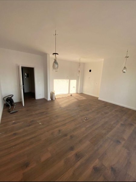 Tirane, jepet me qera ambjent biznesi , Kati 12, 115 m² 1,000 € (9 kateshet)