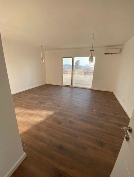 Tirane, jepet me qera ambjent biznesi , Kati 12, 115 m² 1,000 € (9 kateshet)