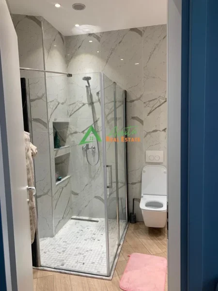 Tirane, jepet me qera apartament 1+1+Ballkon, Kati 5, 84 m² 520 € (Fusha e Aviacionit)