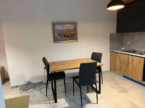 Tirane, jepet me qera apartament 1+1+Ballkon, Kati 6, 65 m² 400 € (Ish Fusha Aviacionit)