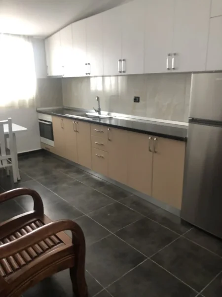 Tirane, jepet me qera apartament 1+1+Ballkon, Kati 2, 80 m² 400 € (Rruga e Dibres)