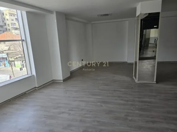 Tirane, jepet me qera ambjent biznesi , Kati 0, 277 m² 2,770 € (Xhamlliku)
