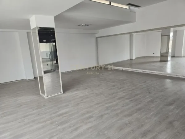 Tirane, jepet me qera ambjent biznesi , Kati 0, 277 m² 2,770 € (Xhamlliku)