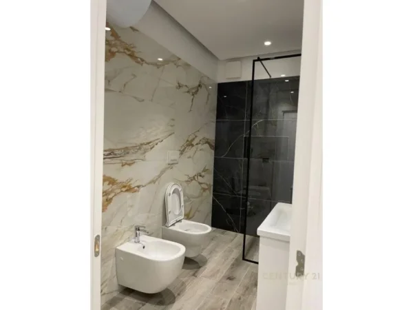 Tirane, jepet me qera apartament 2+1+Ballkon, Kati 2, 104 m² 1,500 € (Rezidenca Teg)