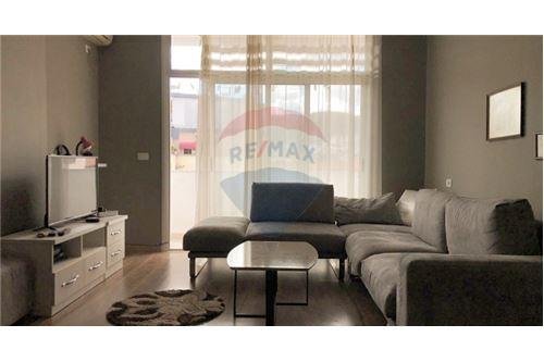 Tirane, jepet me qera apartament 1+1 Kati 10, 70 m² 450 Euro (komuna e parisit)