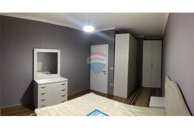 Tirane, jepet me qera apartament 1+1 Kati 10, 70 m² 450 Euro (komuna e parisit)