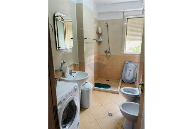 Tirane, jepet me qera apartament 1+1 Kati 1, 72 m² 350 Euro (kopshti zologjik)