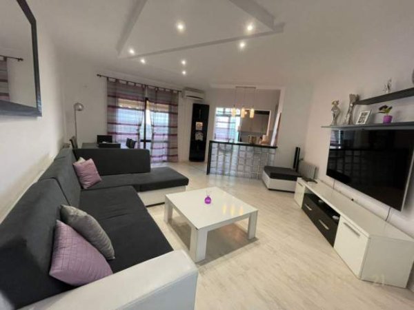Tirane, jepet me qera apartament 162 m² 700 Euro