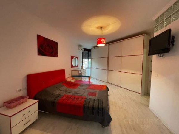 Tirane, jepet me qera apartament 162 m² 700 Euro
