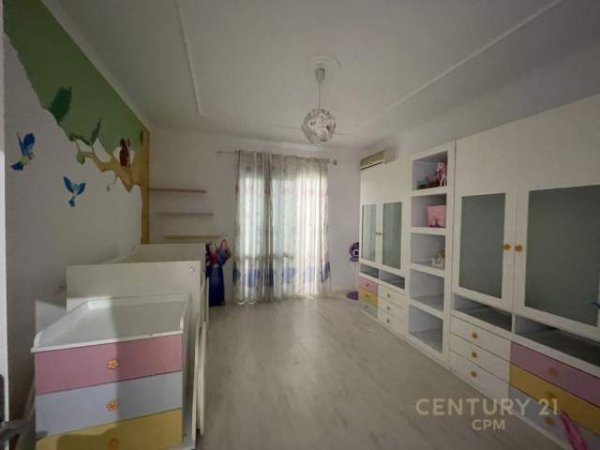 Tirane, jepet me qera apartament 162 m² 700 Euro