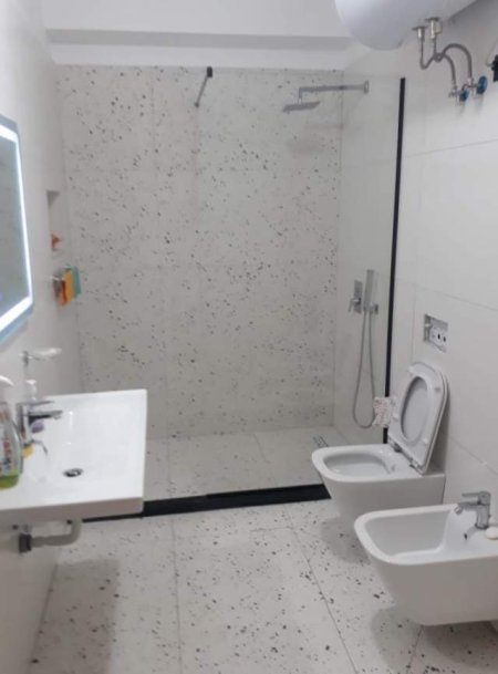 Tirane, jepet me qera apartament 2+1+BLK Kati 2, 100 m² 300 Euro (Rr Todi shkurti)