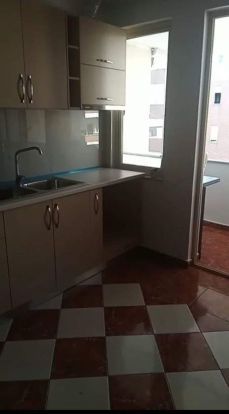 Tirane, jepet me qera apartament 2+1+BLK Kati 3, 100 m² 450 Euro (Ne krah te Crystal Center)