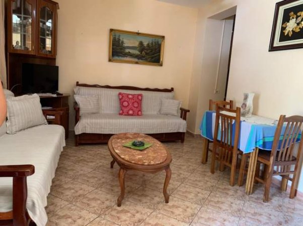 Tirane, jap me qera apartament 1+1 i mobiluar, Kati 1-re i viles 3 katshe, 60 m², 32.000 Leke