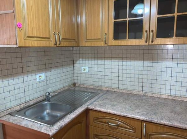 Tirane, jap me qera apartament 1+1 i mobiluar, Kati 1-re i viles 3 katshe, 60 m², 32.000 Leke