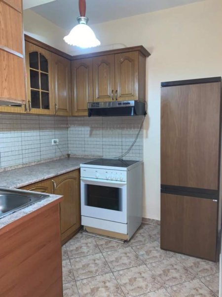 Tirane, jap me qera apartament 1+1 i mobiluar, Kati 1-re i viles 3 katshe, 60 m², 32.000 Leke