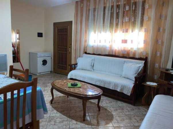 Tirane, jap me qera apartament 1+1 i mobiluar, Kati 1-re i viles 3 katshe, 60 m², 32.000 Leke