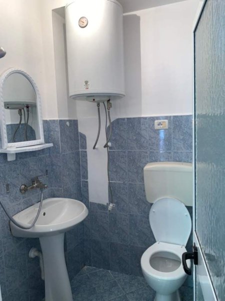 Tirane, jap me qera apartament 1+1 i mobiluar, Kati 1-re i viles 3 katshe, 60 m², 32.000 Leke