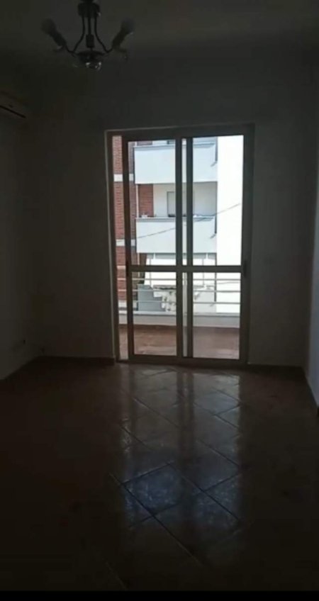 Tirane, jepet me qera apartament 2+1+BLK Kati 3, 100 m² 450 Euro (Ne krah te Crystal Center)