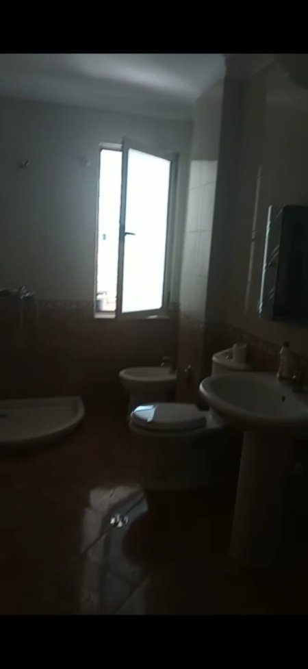 Tirane, jepet me qera apartament 2+1+BLK Kati 3, 100 m² 450 Euro (Ne krah te Crystal Center)