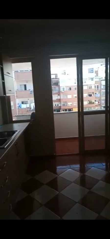Tirane, jepet me qera apartament 2+1+BLK Kati 3, 100 m² 450 Euro (Ne krah te Crystal Center)