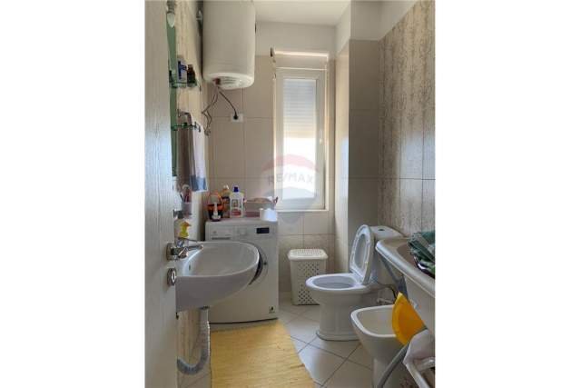 Tirane, jepet me qera apartament 2+1 Kati 1, 95 m² 600 Euro (REZIDENCA KODRA E DIELLIT)