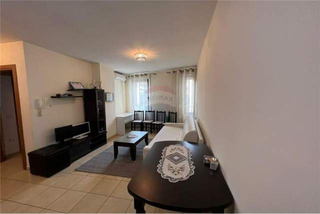 Tirane, jepet me qera apartament 2+1 Kati 1, 90 m² 400 Euro (Rruga Haxhi Hysen Dalliu)