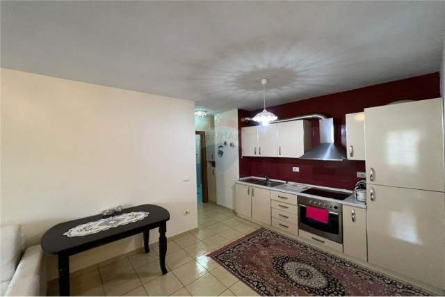 Tirane, jepet me qera apartament 2+1 Kati 1, 90 m² 400 Euro (Rruga Haxhi Hysen Dalliu)