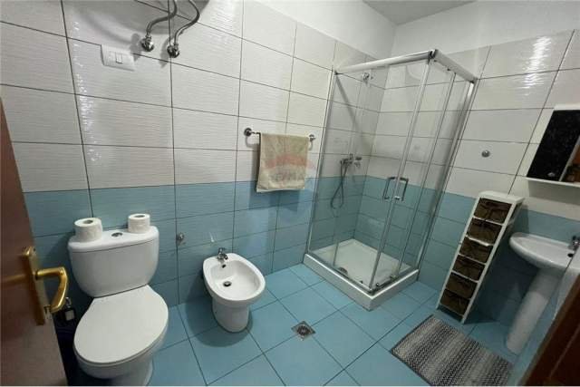 Tirane, jepet me qera apartament 2+1 Kati 1, 90 m² 400 Euro (Rruga Haxhi Hysen Dalliu)