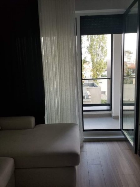 Tirane, jepet me qera apartament 1+1 Kati 3, 450 Euro