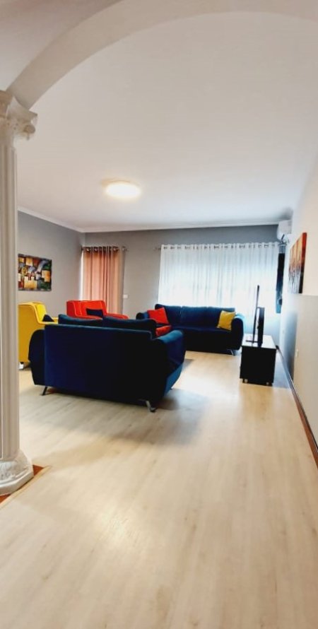 Tirane, jepet me qera apartament 2+1 Kati 4, 112 m² 700 Euro (Rr.Kavajes)