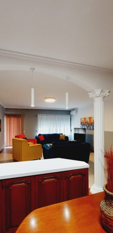 Tirane, jepet me qera apartament 2+1 Kati 4, 112 m² 700 Euro (Rr.Kavajes)