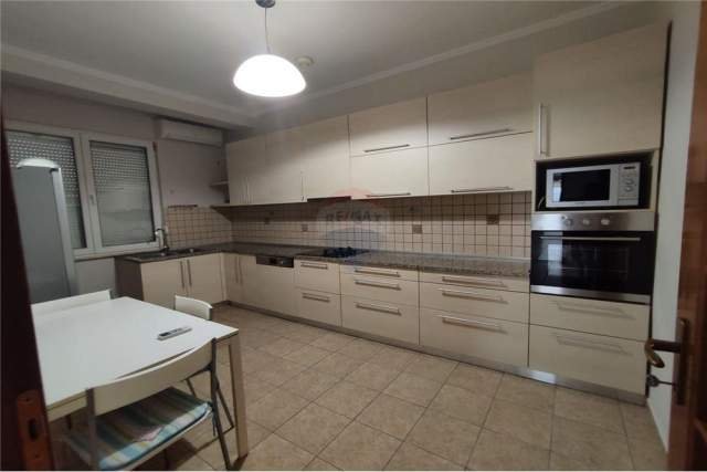 Tirane, jepet me qera Vile 5+1+BLK Kati 1, 360 m² 1.800 Euro (RRUGA ELBASANIT)