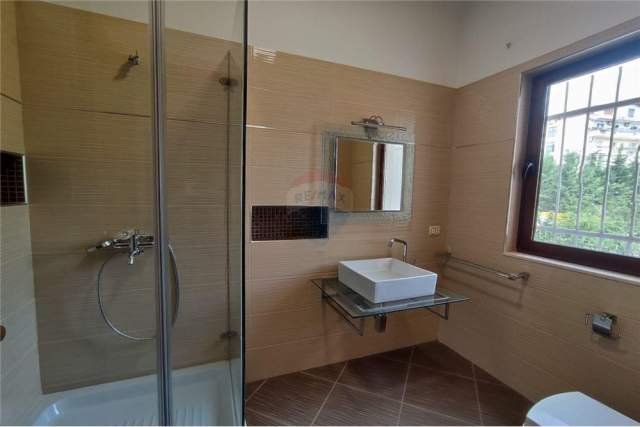 Tirane, jepet me qera Vile 5+1+BLK Kati 1, 360 m² 1.800 Euro (RRUGA ELBASANIT)