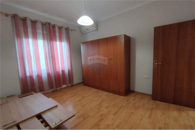 Tirane, jepet me qera Vile 5+1+BLK Kati 1, 360 m² 1.800 Euro (RRUGA ELBASANIT)