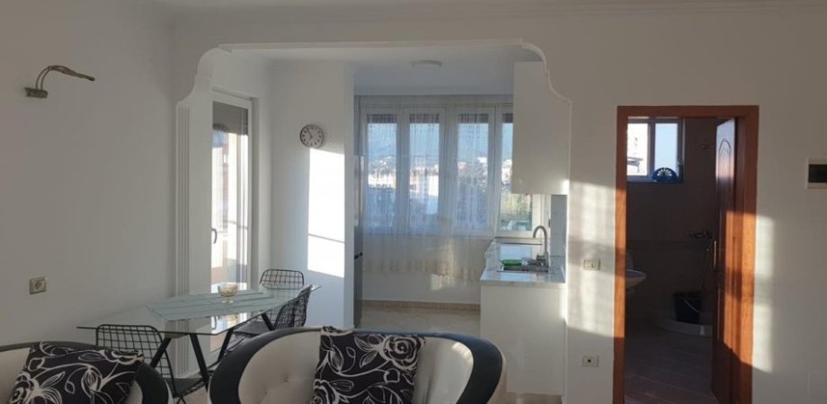 Tirane, jepet me qera apartament 1+1+Ballkon, Kati 5, 84 m² 400 € (Rruga Kongresi Kongresi Manastirit , prane Gjimnazi cajupi)