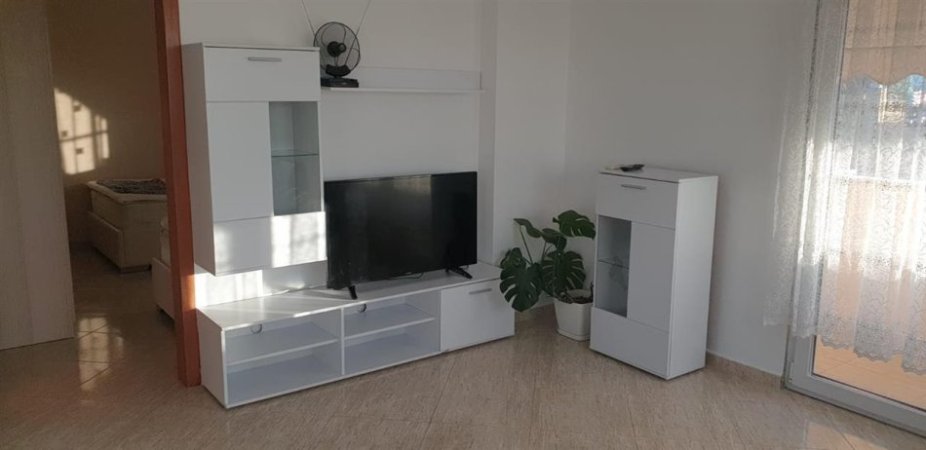 Tirane, jepet me qera apartament 1+1+Ballkon, Kati 5, 84 m² 400 € (Rruga Kongresi Kongresi Manastirit , prane Gjimnazi cajupi)