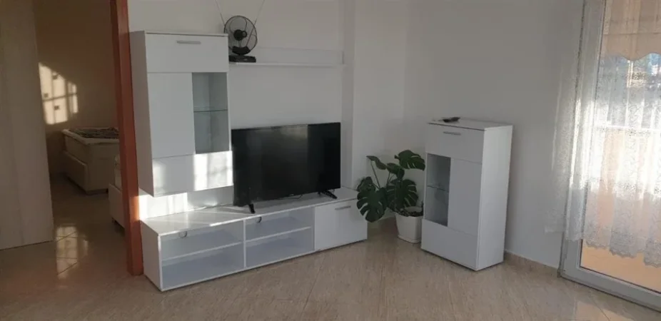 Tirane, jepet me qera apartament 1+1+Ballkon, Kati 5, 84 m² 400 € (Rruga Kongresi Kongresi Manastirit , prane Gjimnazi cajupi)