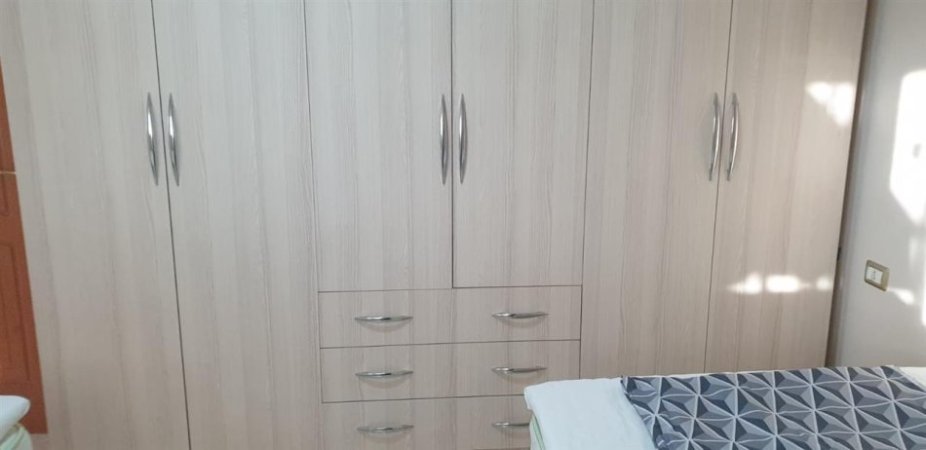 Tirane, jepet me qera apartament 1+1+Ballkon, Kati 5, 84 m² 400 € (Rruga Kongresi Kongresi Manastirit , prane Gjimnazi cajupi)