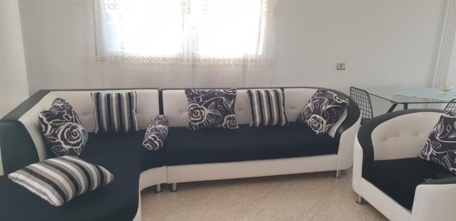 Tirane, jepet me qera apartament 1+1+Ballkon, Kati 5, 84 m² 400 € (Rruga Kongresi Kongresi Manastirit , prane Gjimnazi cajupi)