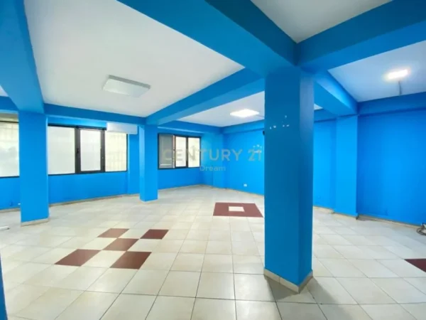 Tirane, jepet me qera zyre , Kati 1, 170 m² 900 € (Myslym Shyri)