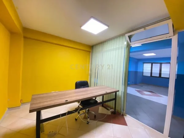 Tirane, jepet me qera zyre , Kati 1, 170 m² 900 € (Myslym Shyri)