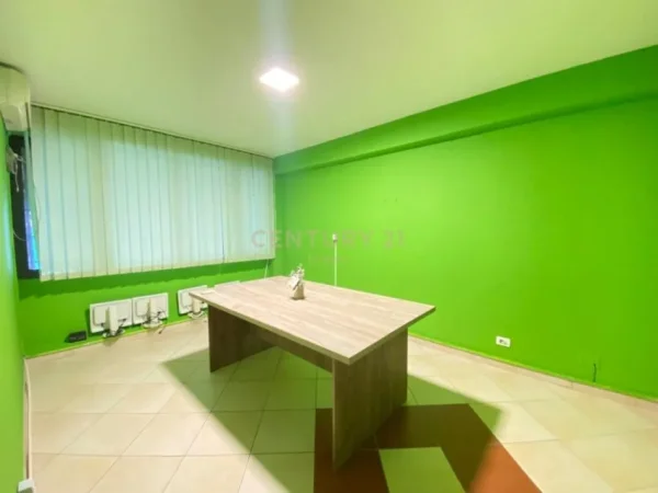 Tirane, jepet me qera zyre , Kati 1, 170 m² 900 € (Myslym Shyri)