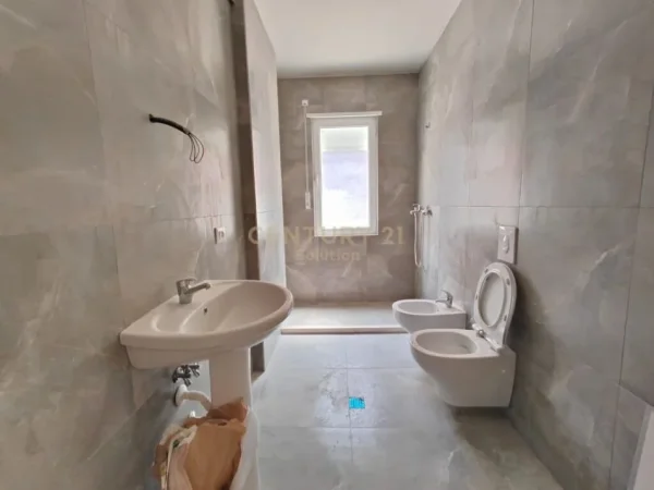Tirane, jepet me qera zyre , Kati 2, 77 m² 350 € (Sima Com Astir)