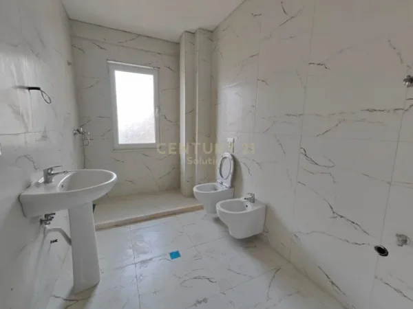 Tirane, jepet me qera zyre , Kati 3, 122 m² 450 € (Sima Com Astir)
