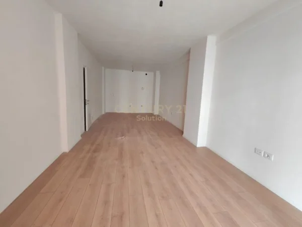 Tirane, jepet me qera zyre , Kati 2, 135 m² 450 € (Astir)