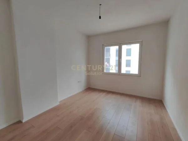 Tirane, jepet me qera zyre , Kati 2, 135 m² 450 € (Astir)