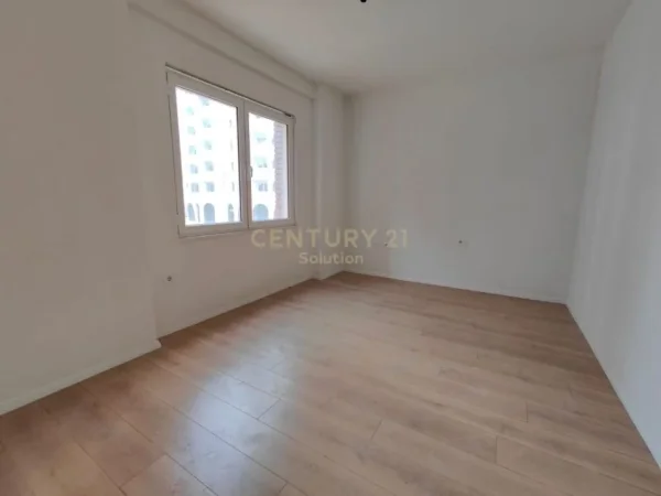 Tirane, jepet me qera zyre , Kati 2, 135 m² 450 € (Astir)