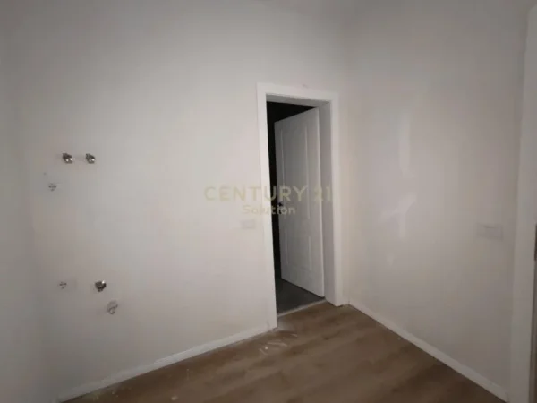 Tirane, jepet me qera zyre , Kati 2, 135 m² 450 € (Astir)