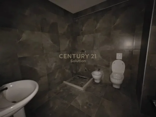 Tirane, jepet me qera zyre , Kati 2, 135 m² 450 € (Astir)