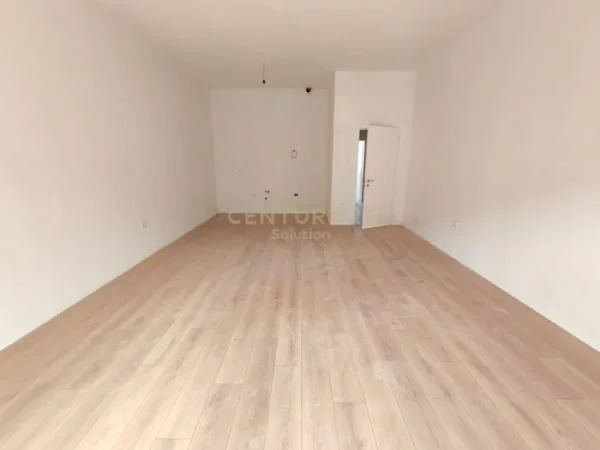 Tirane, jepet me qera zyre , Kati 7, 70 m² 350 € (Astir)